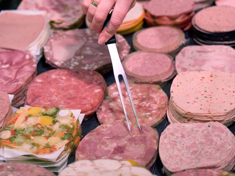 Menschen mit durchschnittlichen Ernährungsgewohnheiten nehmen rund 12 Pikogramm Dioxine täglich über Fleisch- und Wurstwaren auf.