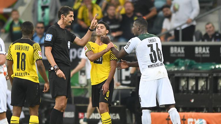 Deniz Aytekin hatte beim Borussia-Derby ordentlich zu tun. 