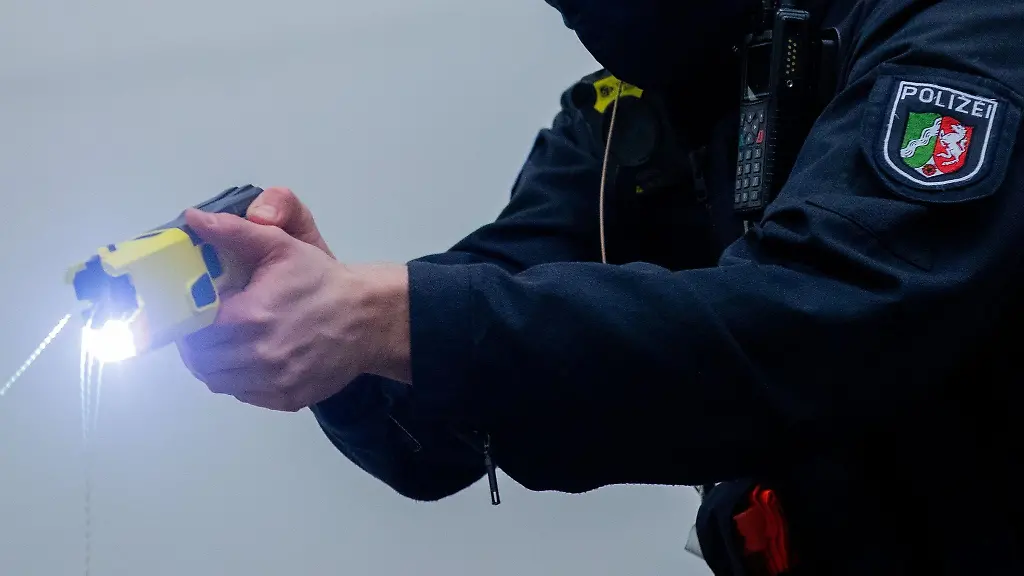 Ein-Polizist-mit-einem-Distanzelektroimpulsgeraet-auch-Taser-genannt