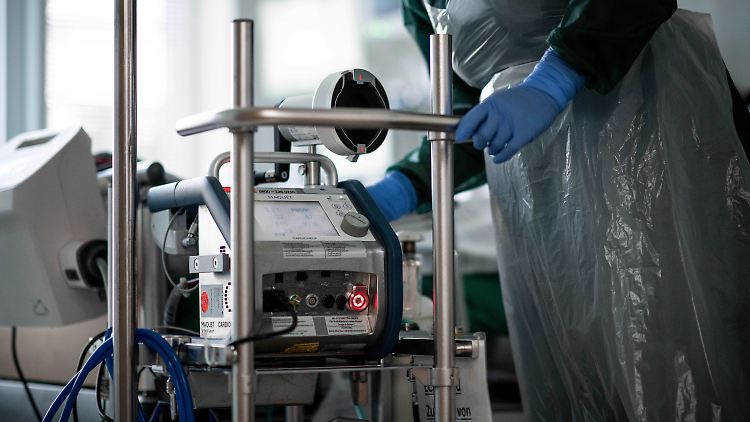 Eine Mitarbeiterin der Pflege bedient auf der Corona-Intensivstation des Universitätsklinikums Essen eine Herz-Lungen-Maschine.