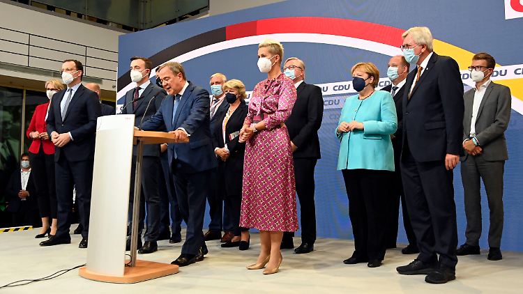 Alle klatschen begeistert, als Laschet die scheidende Kanzlerin für "16 gute Jahre für Deutschland" lobt.
