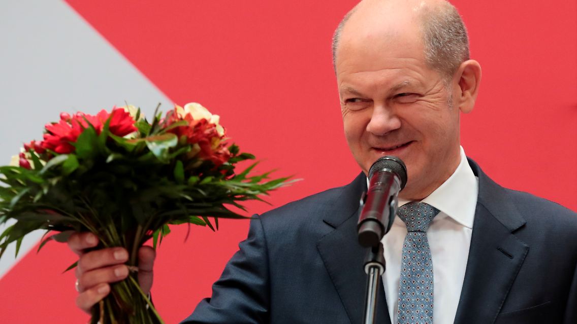 Äh, und was mache ich jetzt damit? Olaf Scholz bekommt wohl nicht so oft Blumen geschenkt.
