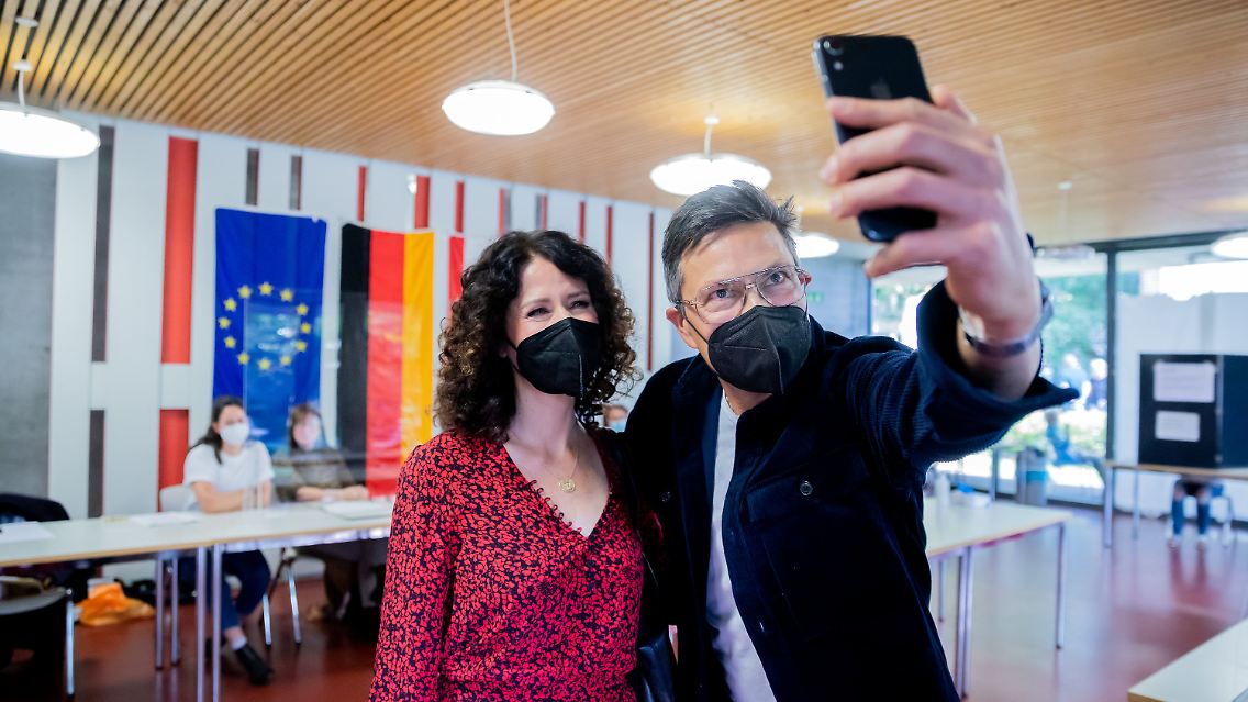 Politiker sind auch nur Wähler: Bettina Jarasch und ihr Ehemann Oliver beim Wählen in einem Berliner Gymnasium.