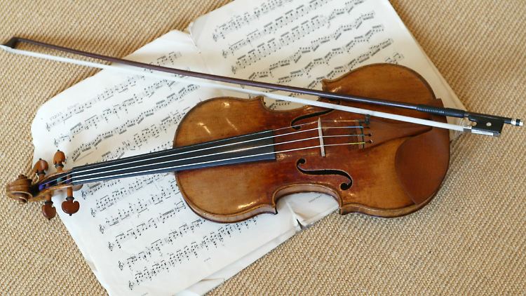 Die "Ex Nachez"-Stradivari wurde 2003 bei Sotheby's für 1.150.000 Euro versteigert. Das Instrument stammt von 1716.