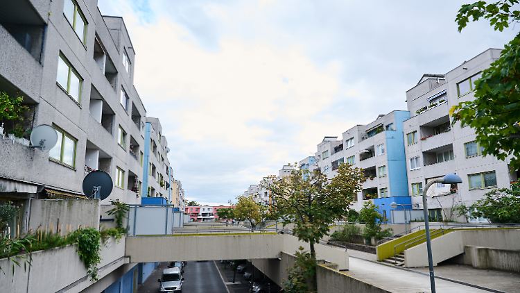 Die als sozialer Brennpunkt geltende Highdeck-Siedlung in Neukölln hat Vonovia an die Öffentliche Hand zurückverkauft. 