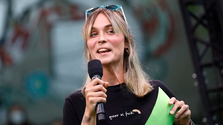 "Ich hoffe, dass wir heute ein neues Kapitel der Selbstbestimmung in der Politik aufschlagen", sagt Nyke Slawik.