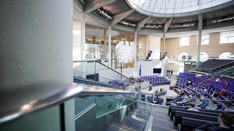 Insgesamt 735 Abgeordnete sollen im Plenarsaal des Bundestags Platz haben.