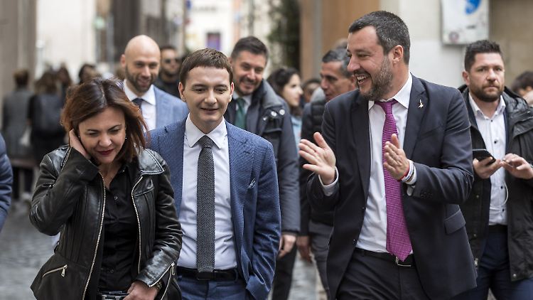 Luca Morisi (M.) zählte zu den engsten Mitarbeitern von Matteo Salvini (r.).