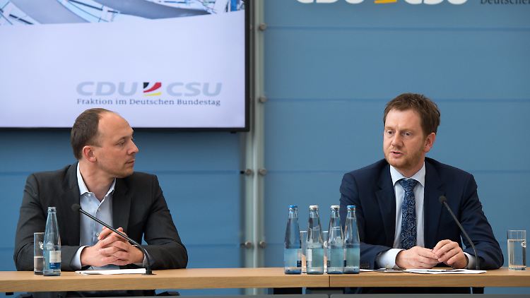 Kretschmer kritisierte Aussagen von Wanderwitz (l.), wonach Menschen in Ostdeutschlands "diktatursozialisiert" seien.