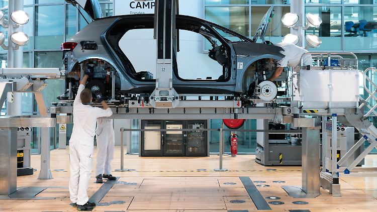 Die Karosserie ist fertig, doch die Versorgung mit Elektronikteilen stockt.
