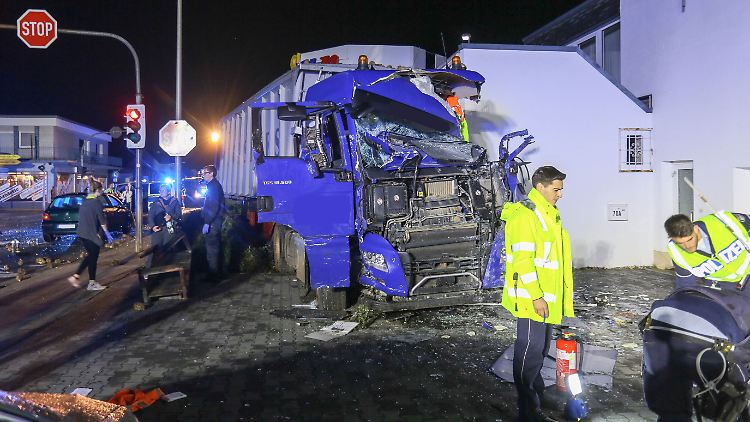 Der Lkw wurde in das Schaufenster eines Sonnenstudios geschleudert.