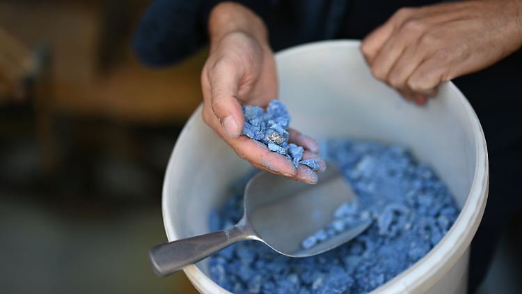 Diese blauen Azurit-Steine werden fein gemahlen.