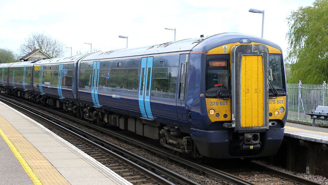 Southeastern-Zug bei der Durchfahrt durch Wye in Kent.