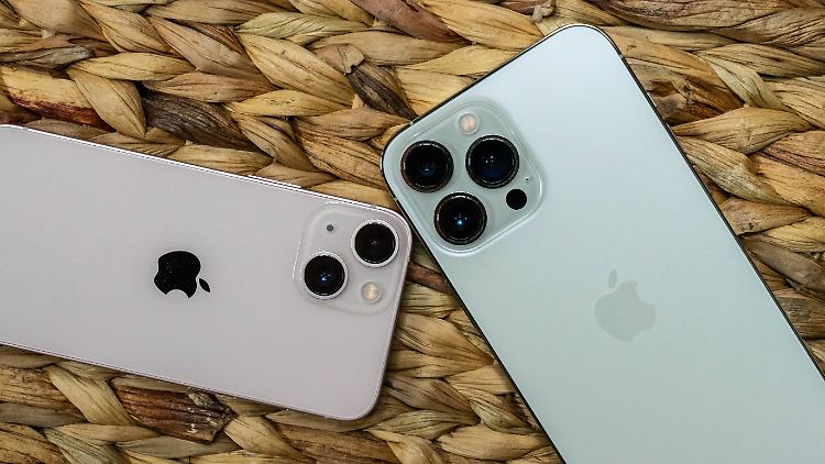 Links das iPhone 13 mini in der neuen Farbe Rosé, rechts das iPhone 13 Pro Max in Silber.