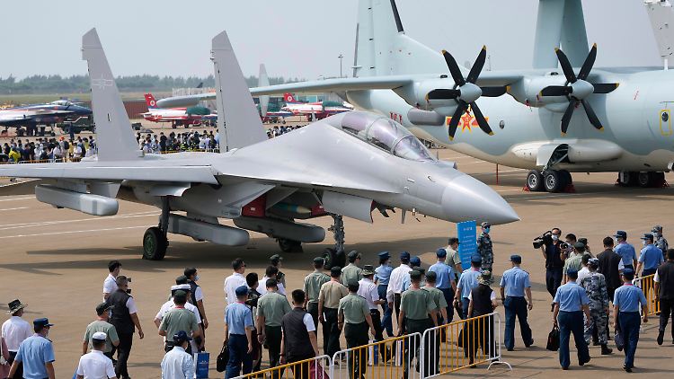  J-16D Kampfjet soll elektronische Signale stören können.