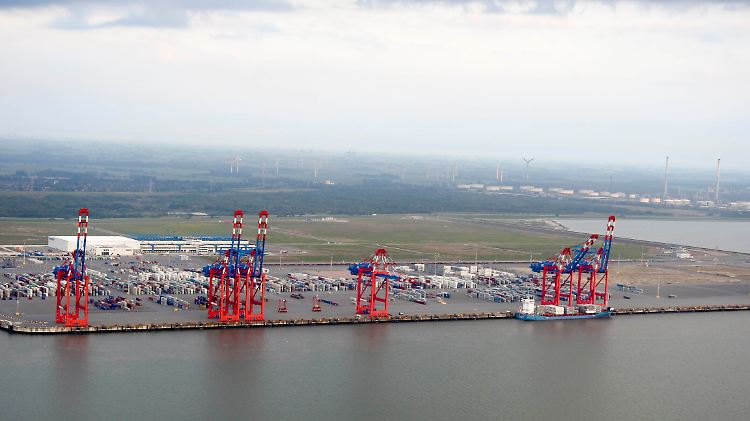 Deutschlands einziger Tiefwasserhafen - der JadeWeserPort.