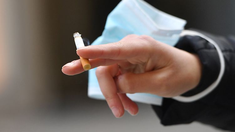 Wenn sich Raucher mit dem Coronavirus angesteckt haben, wird es für sie gefährlich, meinen britische Wissenschaftler.