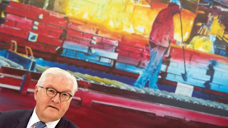 Steinmeier zeigte sich "sehr beeindruckt" von der Begegnung mit Nachfahren von Gastarbeitern der ersten Generation am Rande der Ausstellung.