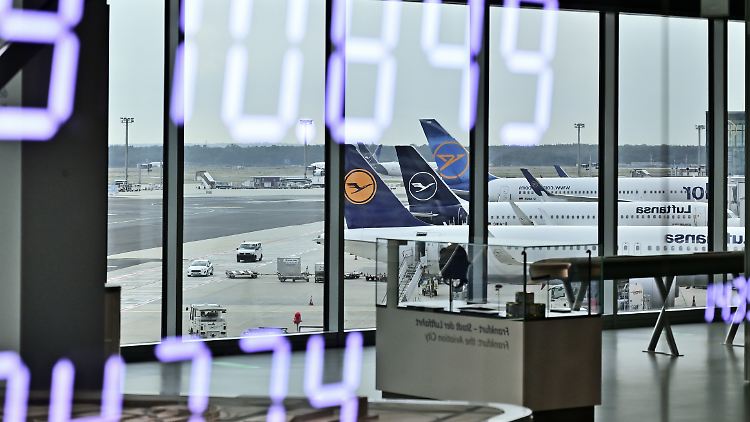 Die Passagierzahlen steigen, aber nicht schnell genug: Blick aus dem Frankfurter Flughafen aufs Rollfeld.