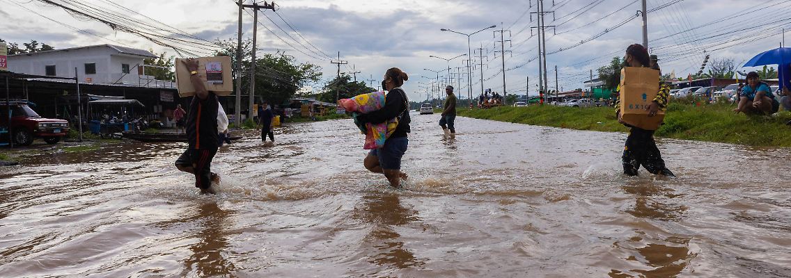 Heftige Regenfälle überfluteten Straßen und Häuser in Thailand.
