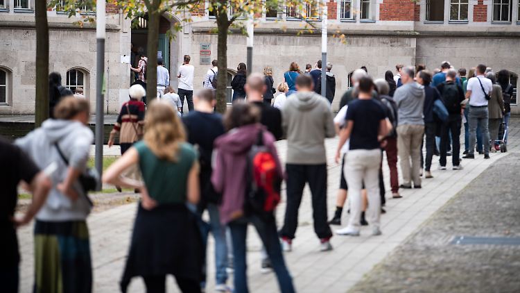 Vor den Wahllokalen bildeten sich lange Schlangen.