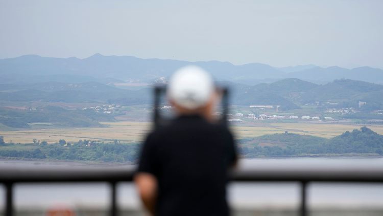 Ein Besucher schaut vom Vereinigungsobservatorium in Südkorea durch ein Fernglas auf die nordkoreanische Seite.