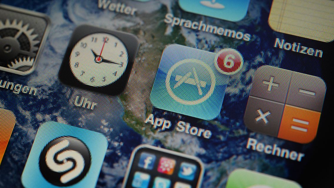 Apple iPhone 3Gs, auf dem die Icons verschiedener Apps (Programme) angezeigt werden.