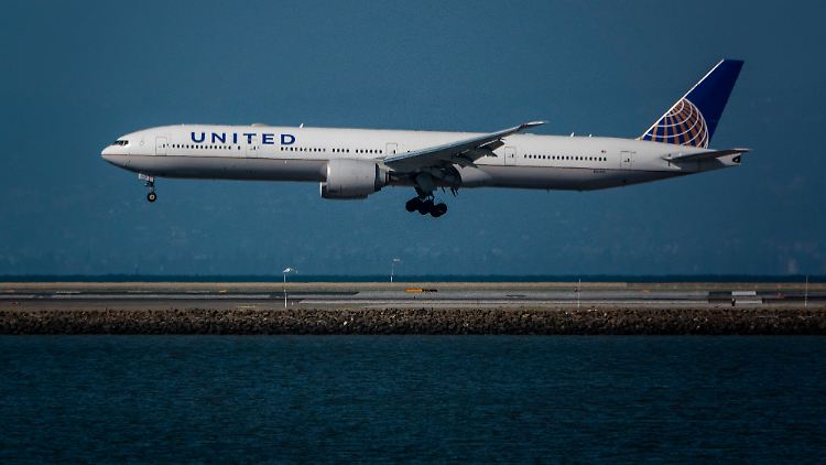United Airlines war Anfang August die erste US-Fluggesellschaft, die Covid-19-Impfungen für alle inländischen Beschäftigten vorschrieb.