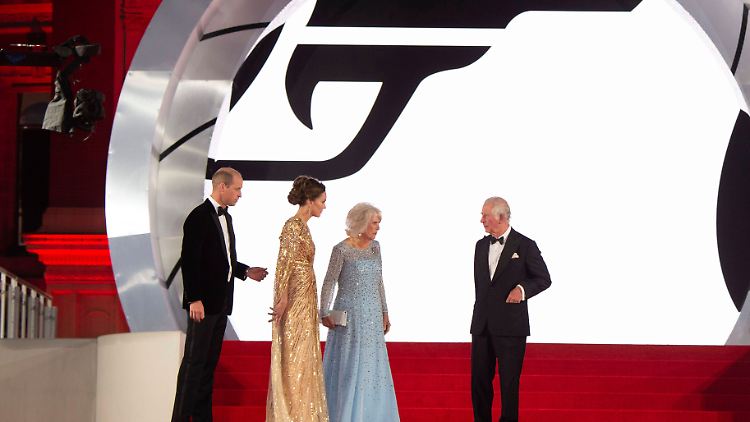 Sammeln sich für die Fotografen: Prinz William, Herzogin Kate, Herzogin Camilla und Prinz Charles (v.l.).