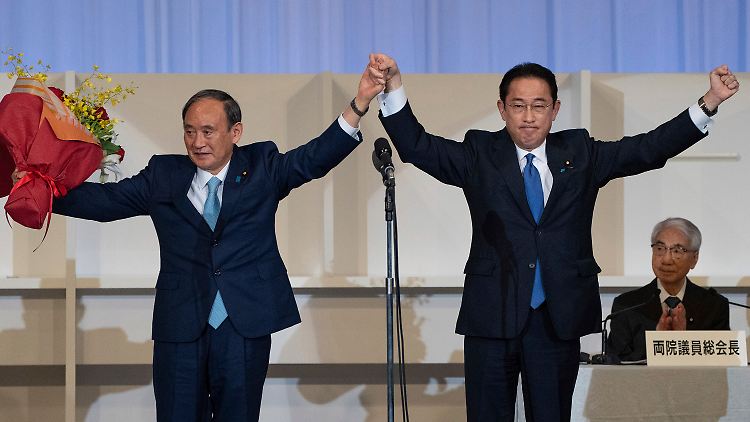 Der Alte und der Neue: Yoshihide Suga (l.) tritt ab, Funio Kishida tritt an.