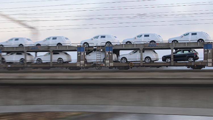 Ein Anblick, der derzeit seltener ist: Neuwagen werden per Zug an die Händler ausgeliefert. 