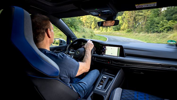 Die Sportsitze im Golf R Variant sorgen nicht nur für Halt in der Kehre, sondern versprechen auch Komfort auf der Langstrecke.