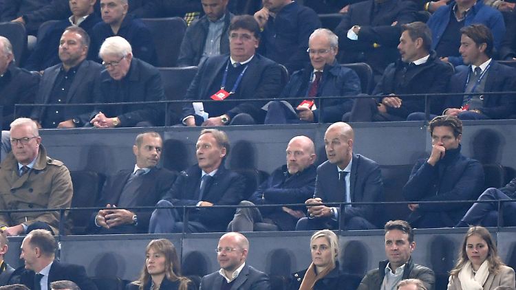 UEFA-Präsident Aleksander Čeferin (2 v.l.) mit BVB-Boss Hans-Joachim Watzke (3 v.l.). 