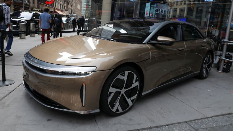 Der Lucid Air kommt zwar über 800 Kilometer weit, kostet aber auch in der Topversion schlappe 169.000 Dollar. 