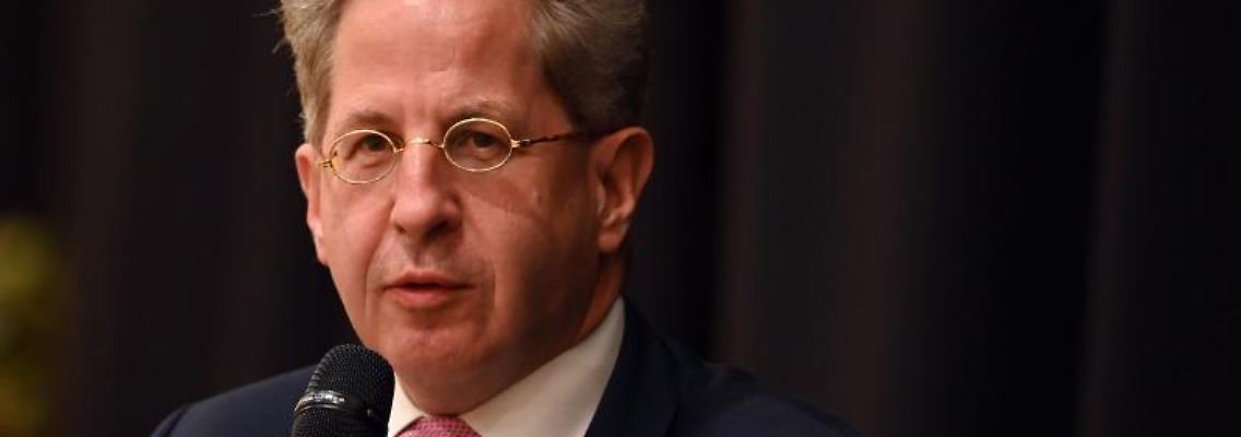 Hans-Georg Maaßen spricht in ein Mikro. Foto: Martin Schutt/dpa-Zentralbild/dpa/Archivbild