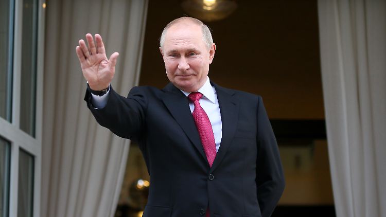 Nach zwei Wochen Selbstisolation nimmt Putin wieder öffentliche Termine wahr.