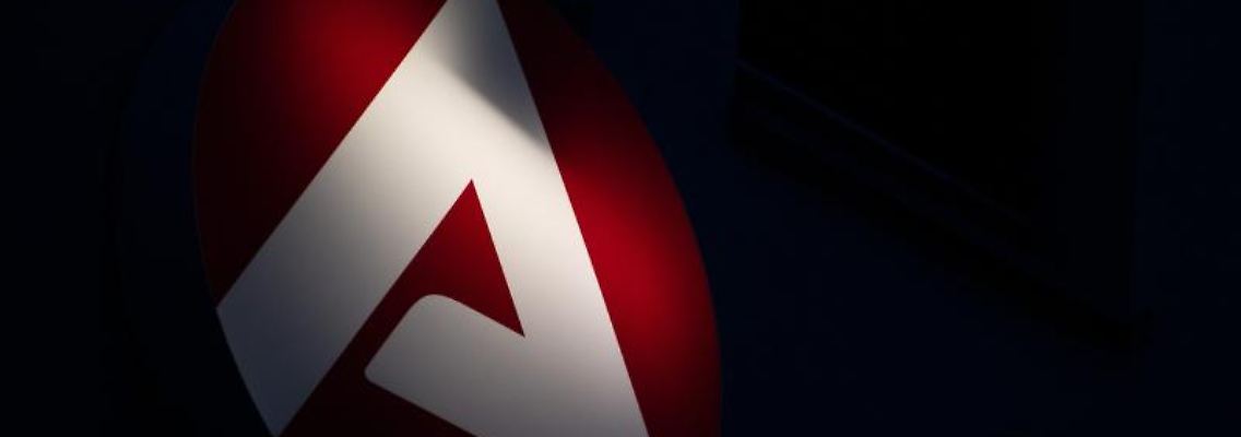 Das Logo der Bundesagentur für Arbeit leuchtet. Foto: Sebastian Gollnow/dpa/Symbolbild