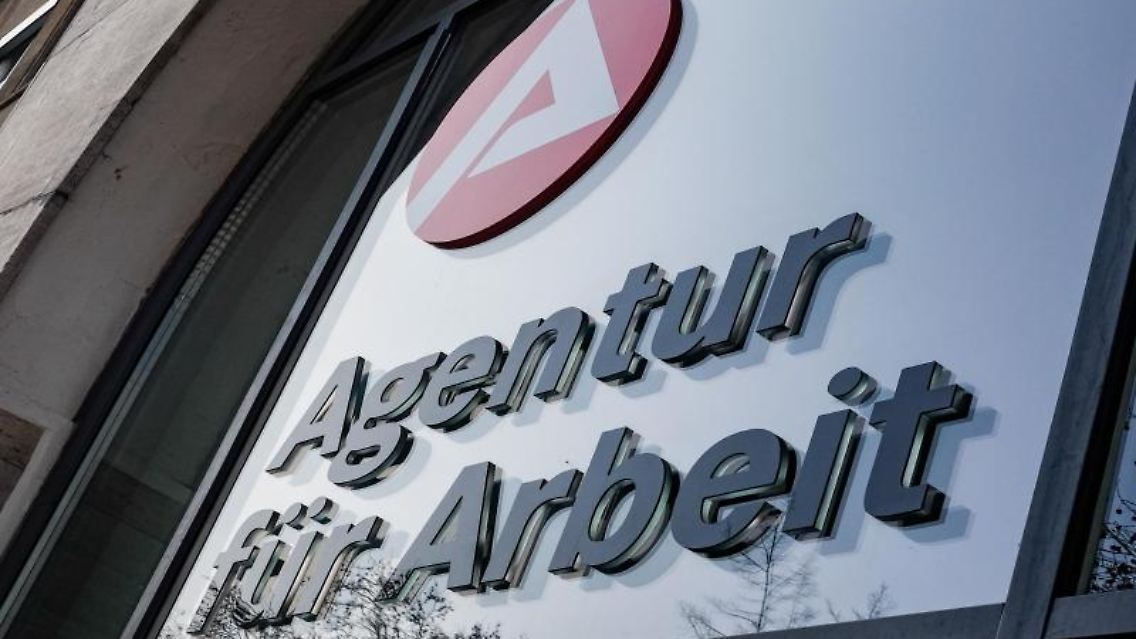 "Agentur für Arbeit" hängt über dem Eingang der Bundesagentur. Foto: Jens Kalaene/dpa-Zentralbild/dpa/Symbolbild