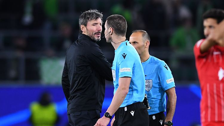 Wolfsburg-Trainer Mark van Bommel war nach dem Spiel sauer, sehr sauer. 