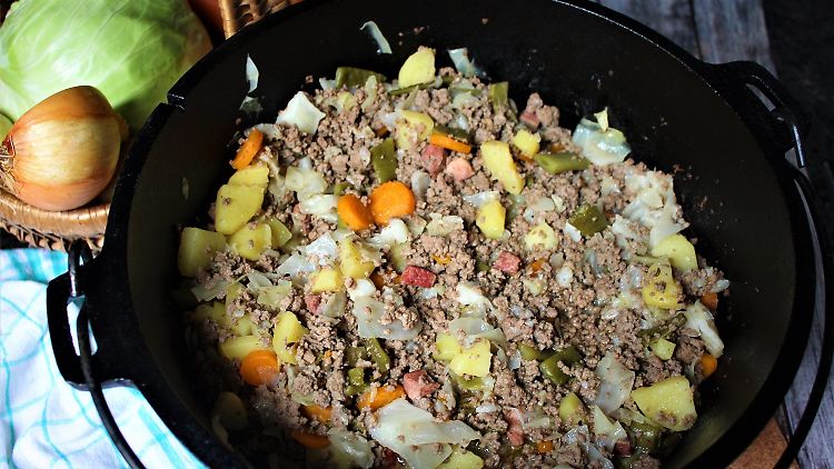 Neben Hackfleisch spielt Gemüse die Hauptrolle in dem Eintopfgericht.