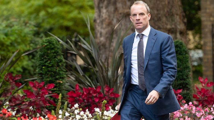 Der britische Vize-Premier Dominic Raab will Straftäter bezahlte Arbeit machen lassen.