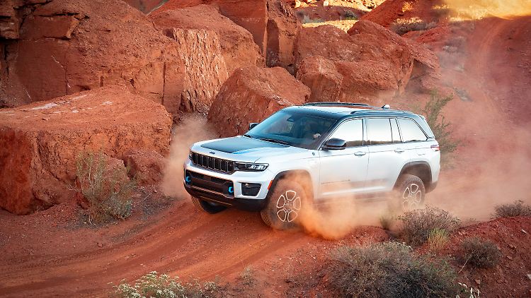 Auch als PHEV (plug-in hybrid electric vehicle) soll der Jeep Grand Cherokee seine Geländetauglichkeit behalten.