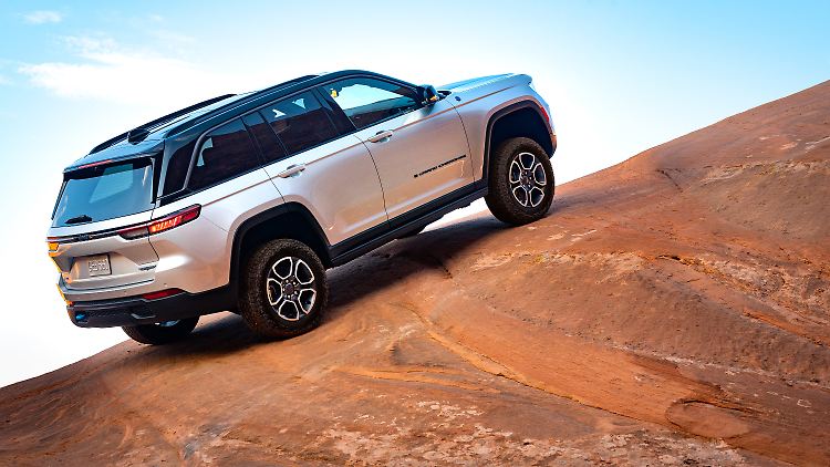 Auch wenn der neue Jeep Grand Cherokee sich verändert hat, bleibt er sich optisch dann doch treu.
