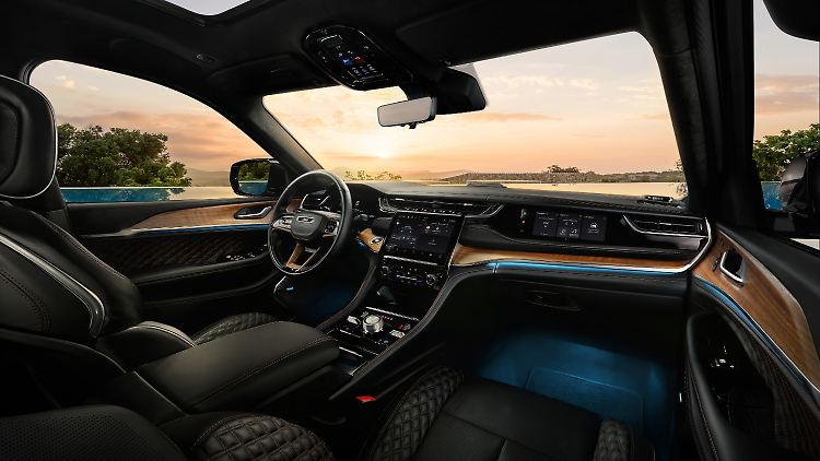 Der Innenraum des Jeep Grand Cherokee spiegelt den Zeitgeist und bleibt dennoch recht gediegen.