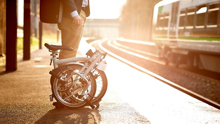 Ein Klapprad ist ideal für Pendler, weil es sich für Bus und Bahn zusammenfalten lässt.