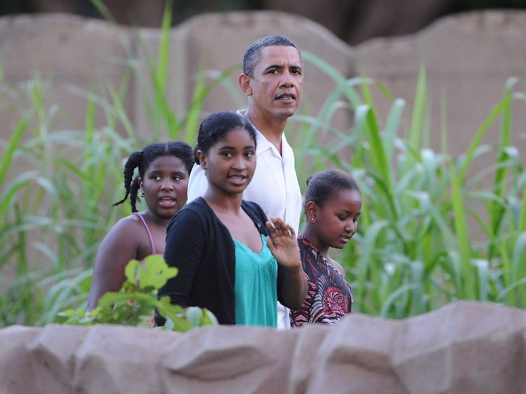 Die freien Tage sind vorbei: Der US-Präsident mit seiner Tochter Sasha (r) und deren Freundinnen im Honolulu Zoo in Waikiki.