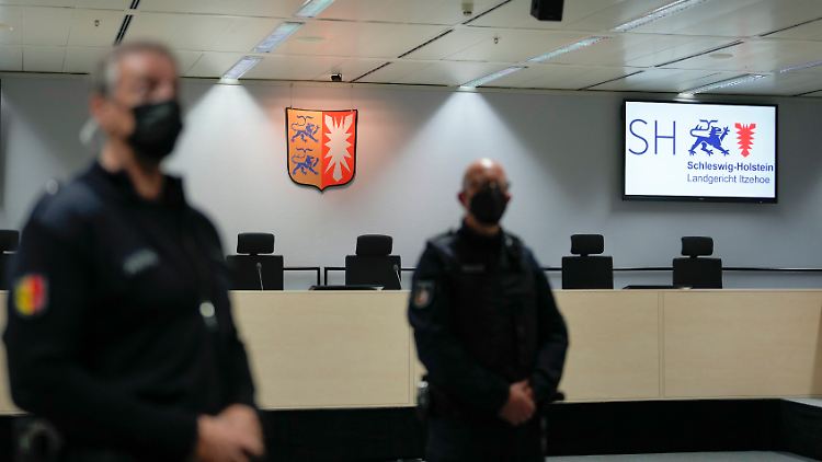 Warten auf die Angeklagte: Die frühere KZ-Sekretärin ist inzwischen gefasst worden.