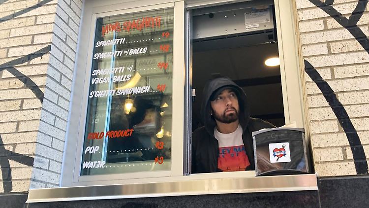 Hier bedient der Chef alias Eminem noch selbst.