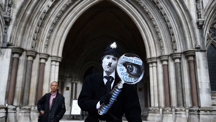 "Die Polizei spioniert unser Leben aus": Ein Demonstrant kommentiert 2018 eine Anhörung des Geheimdienst-Tribunals in London.