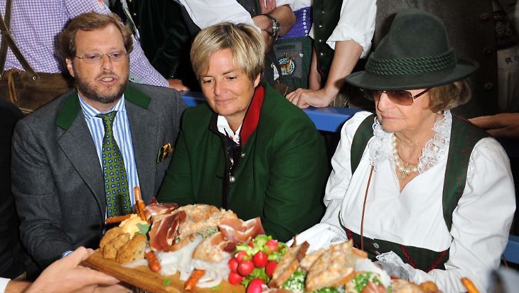 Gloria von Thurn und Taxis (m.), ihre Mutter Beatrix von Schönburg-Glauchau (r.) und ihr Sohn Carl Alban von Schönburg-Gauchau beim Oktoberfest 2011.